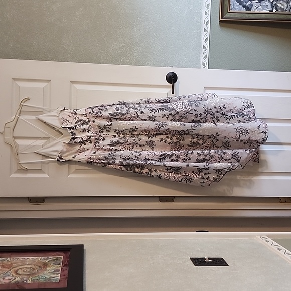 I.N. Embroidered  hi-lo delicately  beautiful dress formal or prom ready - Picture 6 of 13